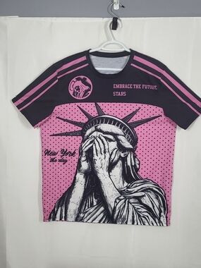 Men's Short-Sleeve Graphic Tee - Pink & Black Statue Motif